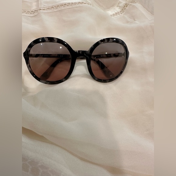 Prada sunglasses excellent condition no scratches - Picture 8 of 12